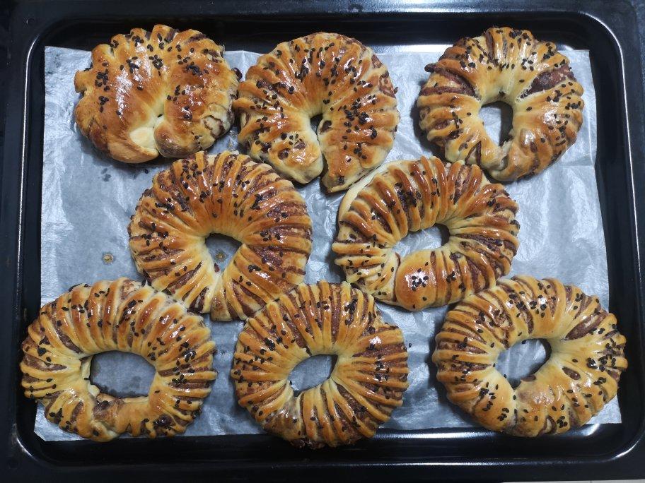 松软可口的红豆沙面包卷