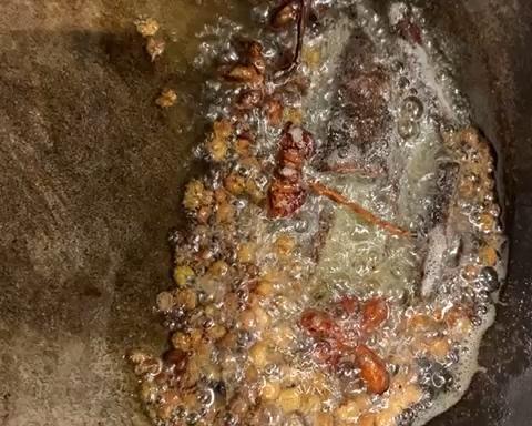 超容易的｜鹌鹑蛋红烧肉｜保证皮Q肉弹的做法 步骤1