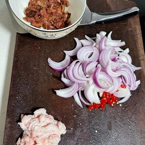 洋葱炒肉·这样炒的肉和洋葱非常嫩的做法 步骤1
