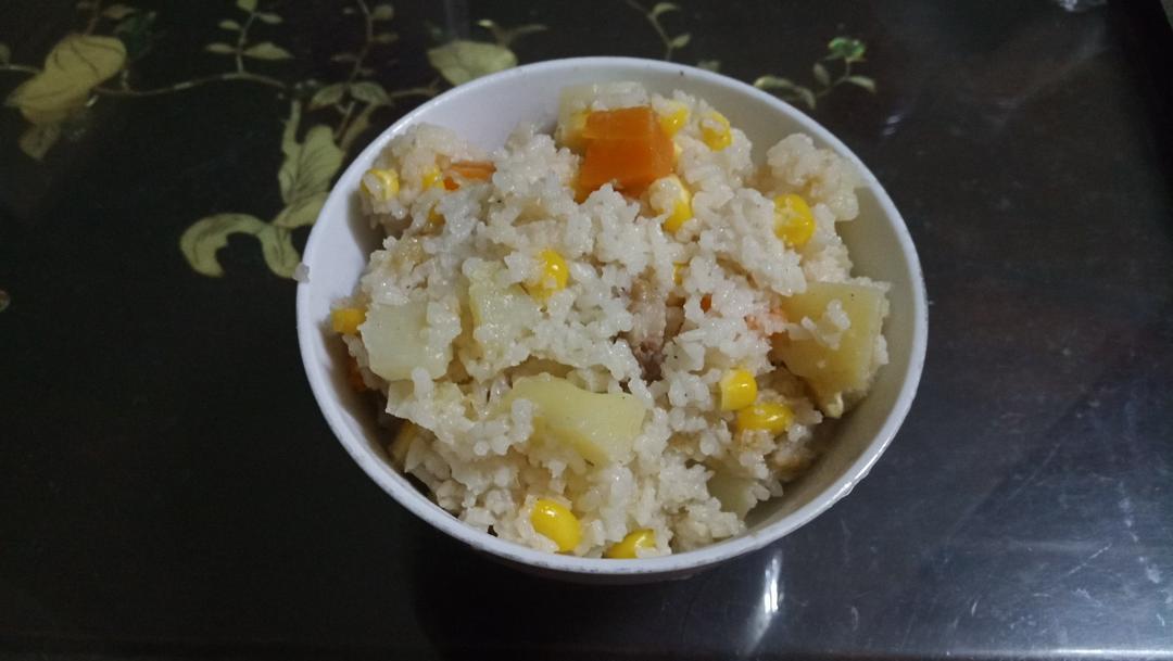 超快手的电饭锅腊肠焖饭