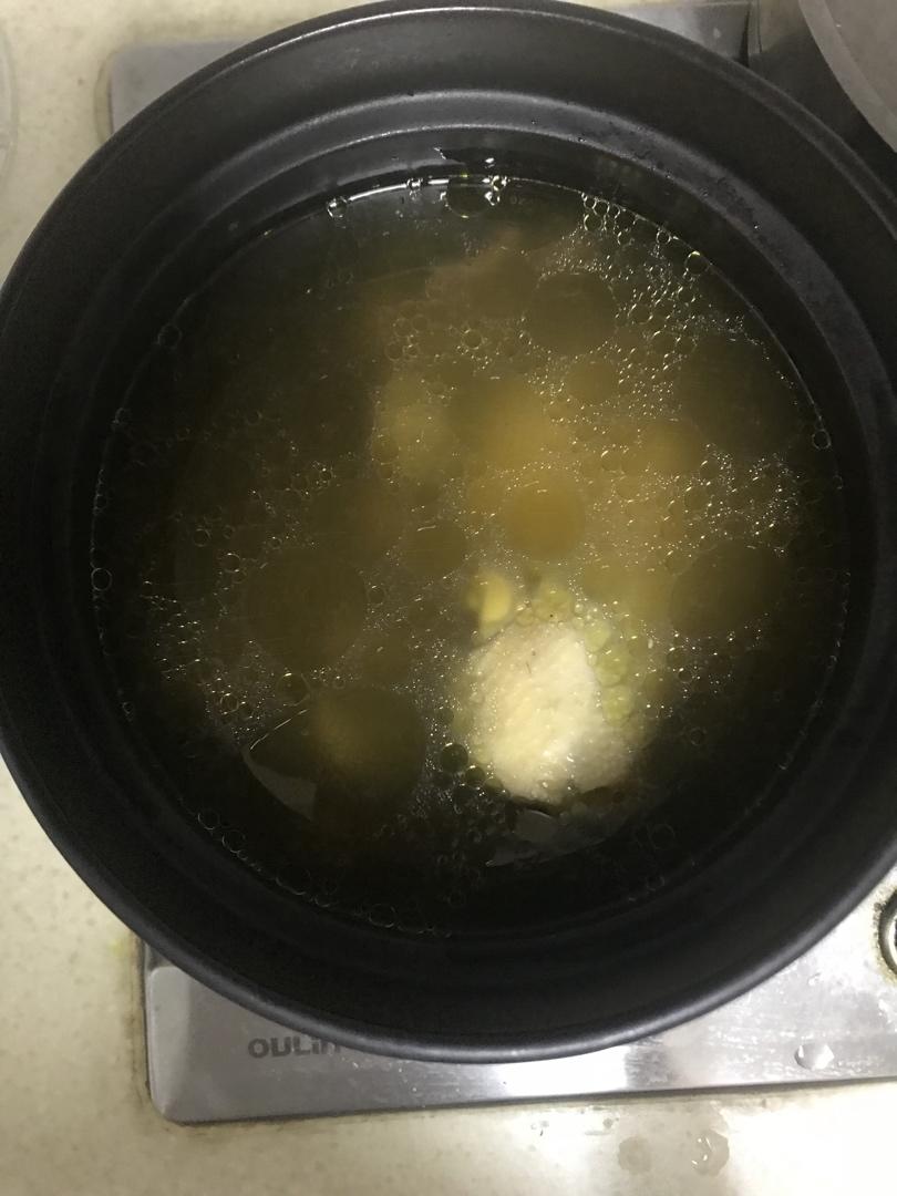 白蘑菇枸杞鸡汤