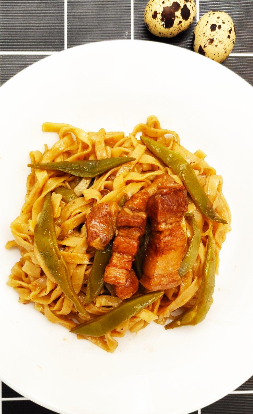 飘香五花肉豆角焖面