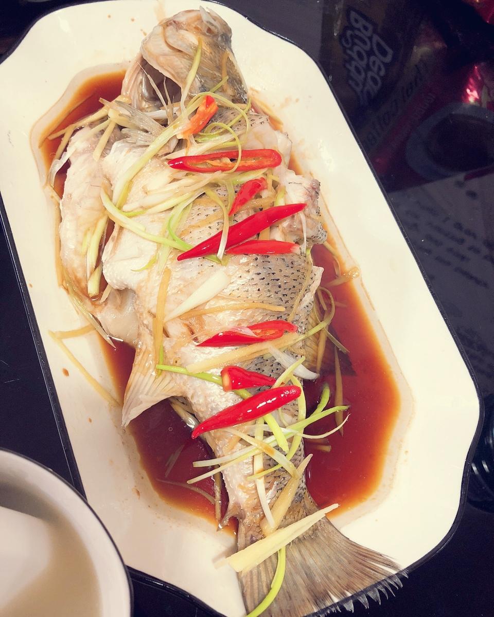 哇哇是个妹子做的清蒸鲈鱼(简易万能蒸鱼法)