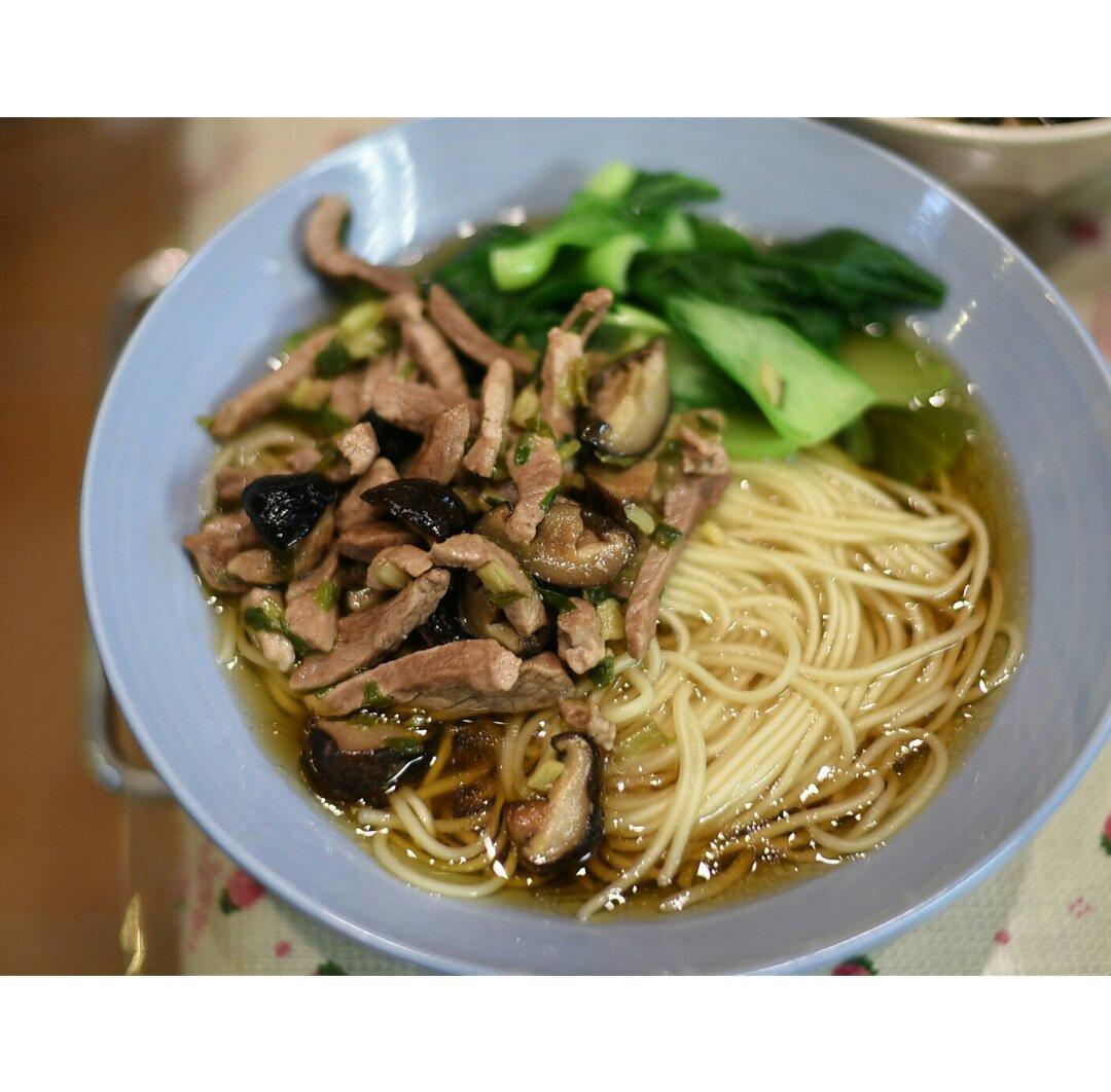 垂垂垂耳兔做的香菇肉丝青菜面