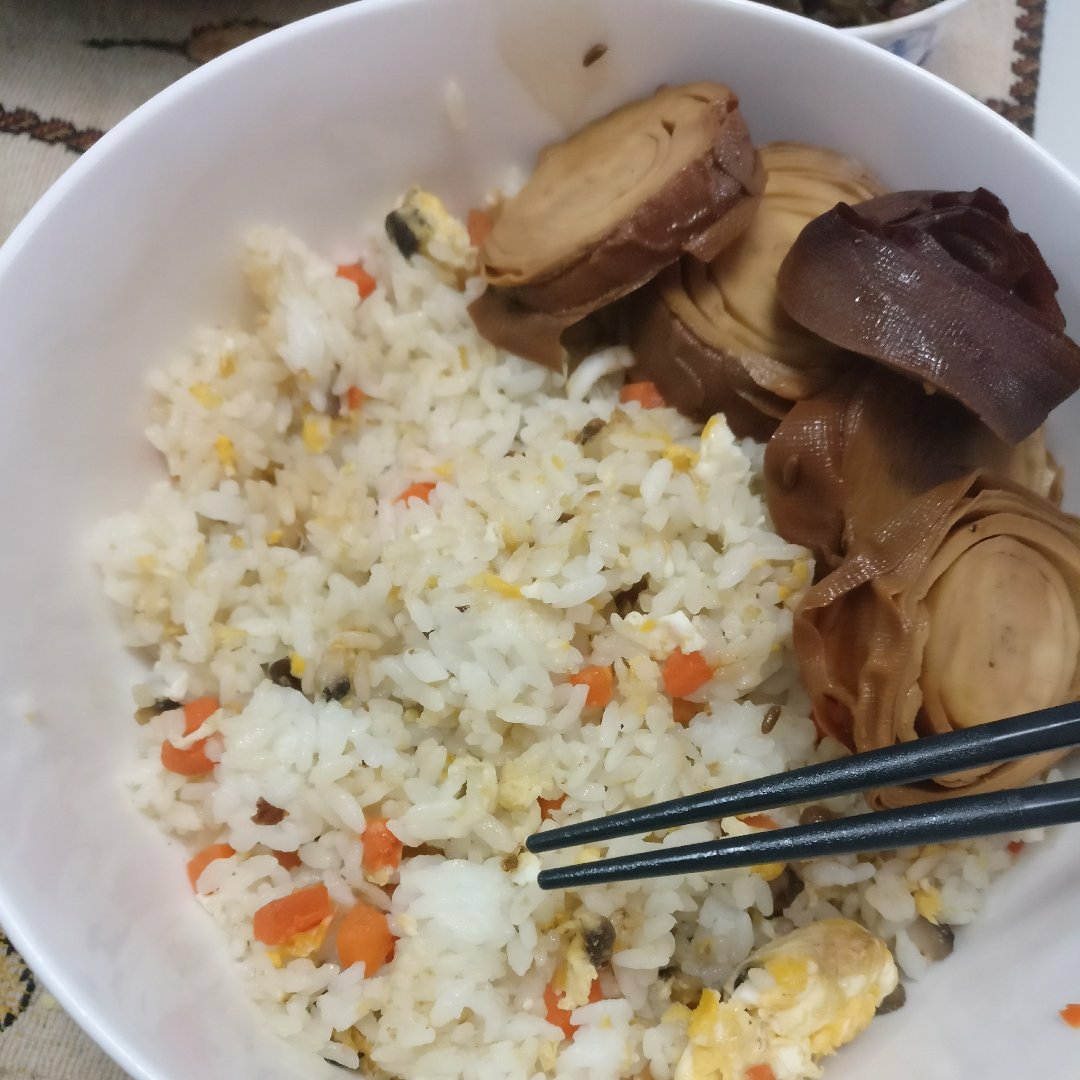香菇胡萝卜瘦肉炒饭