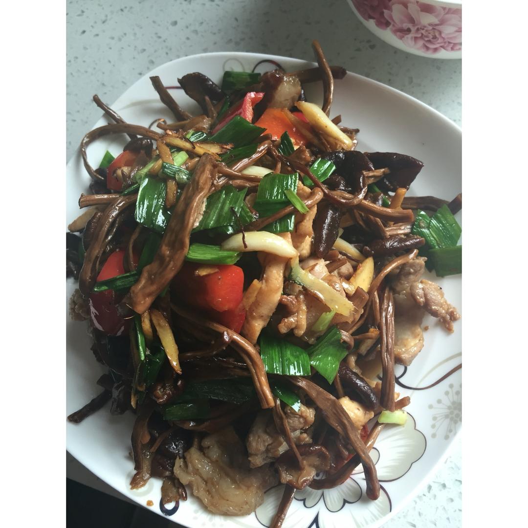 五花肉干锅茶树菇