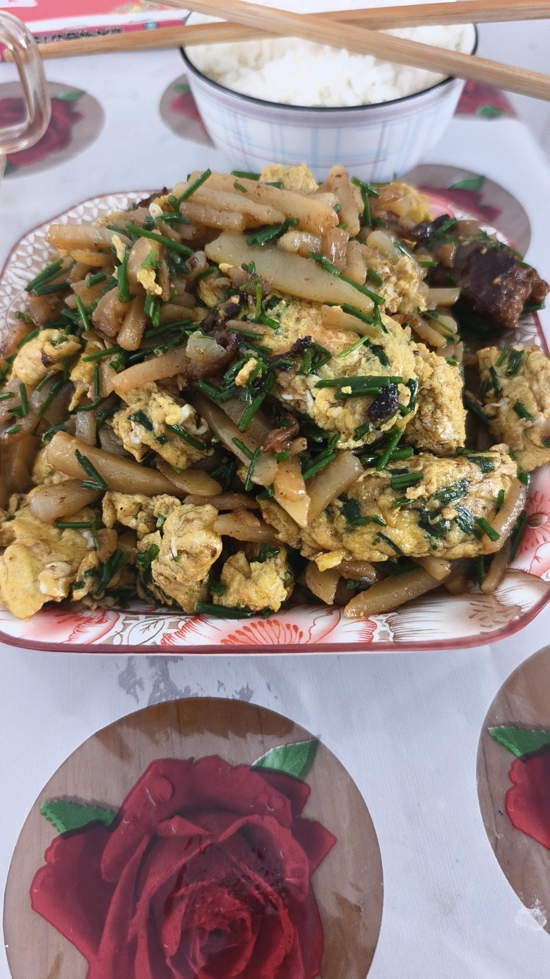 腌猪肉鸡蛋炒土豆条的做法