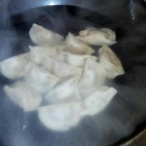 煮速冻饺子的做法 步骤4