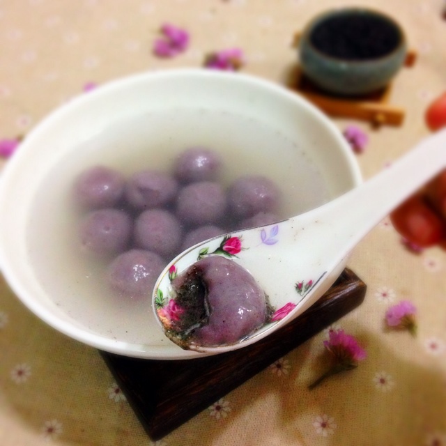 笑笑-55做的紫薯黑芝麻汤圆