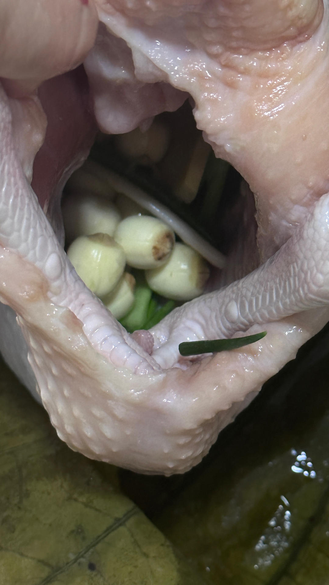 【荷花宴～荷香鸡】充满夏日风情的一道传统佳肴，鸡肉嫩滑荷叶清香的做法 步骤4