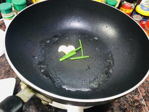火腿肠炒花菜的做法 步骤3