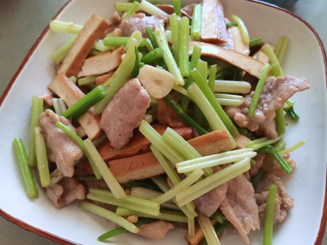 午餐晚餐简单快手下饭菜芹菜炒香干