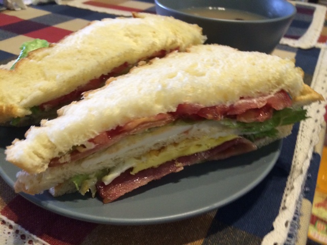 自制鸡蛋培根三明治