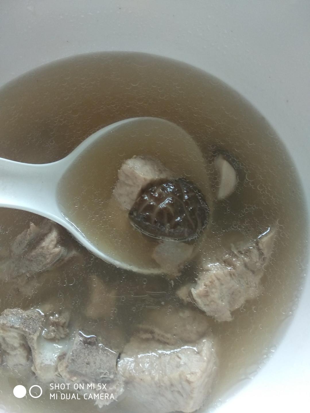 杂骨菌菇汤