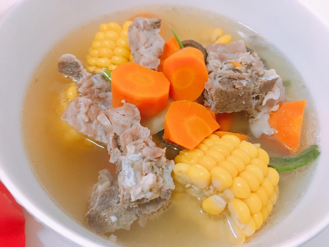 胡萝卜玉米排骨汤