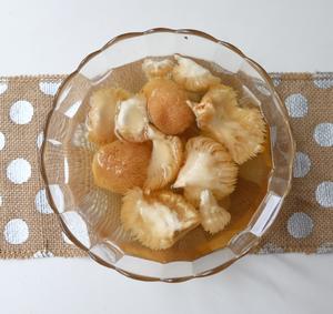 菌菇排骨汤（竹荪姬松茸虫草花茶树菇猴头菇）的做法 步骤2