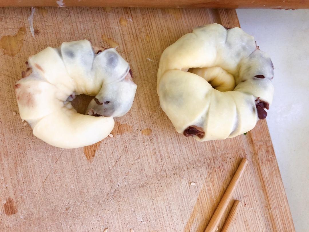 松软可口的红豆沙面包卷