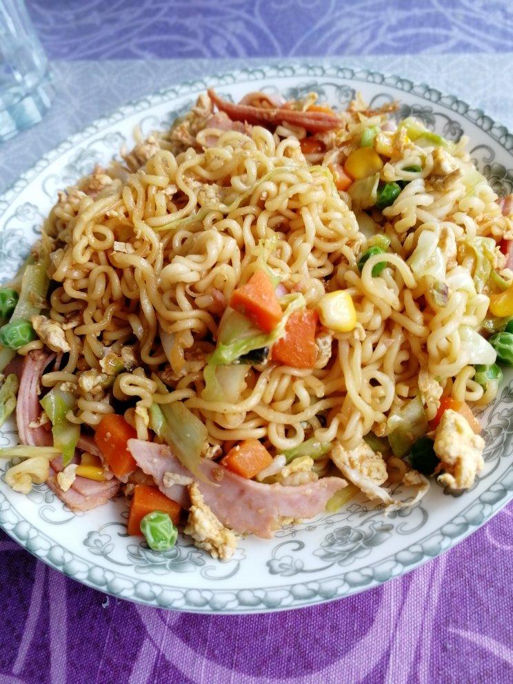 路边摊风味炒方便面