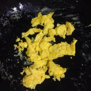 火腿肠炒鸡蛋的做法 步骤4