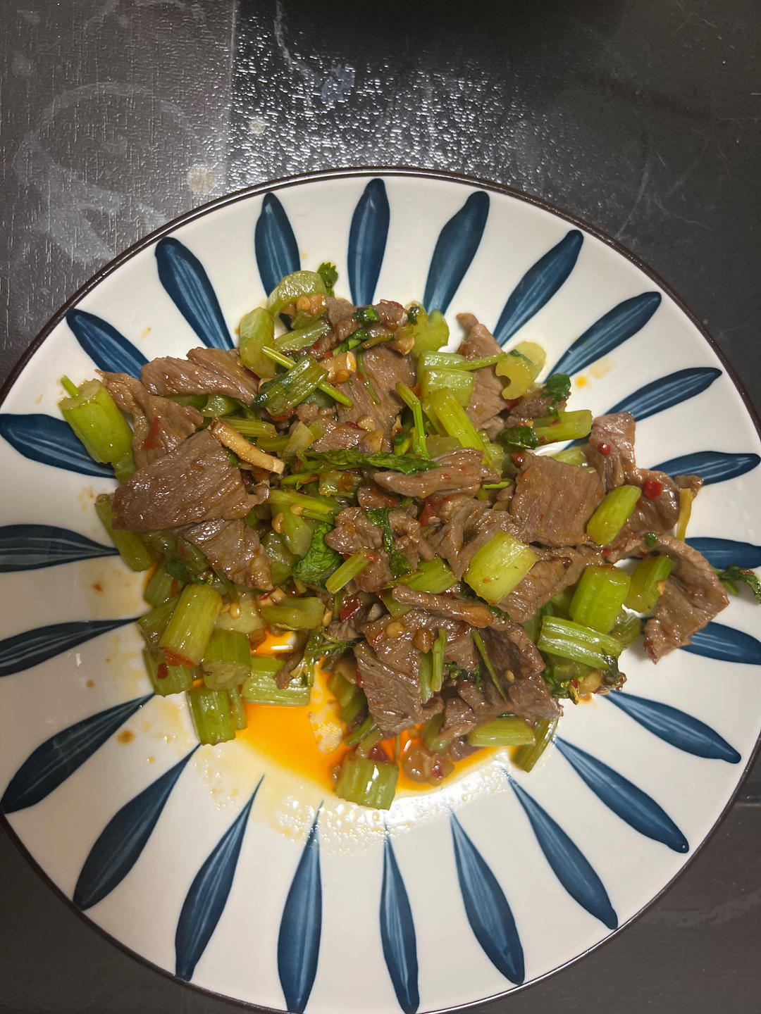 好吃到邻居敲门蹭饭的芹菜炒牛肉！