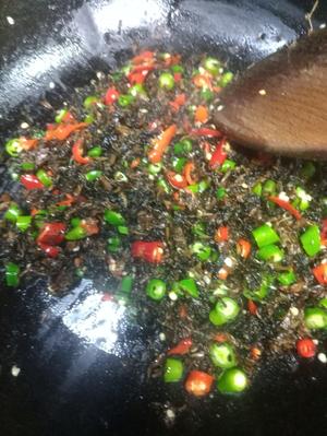 青红小米椒炒干菜的做法 步骤6