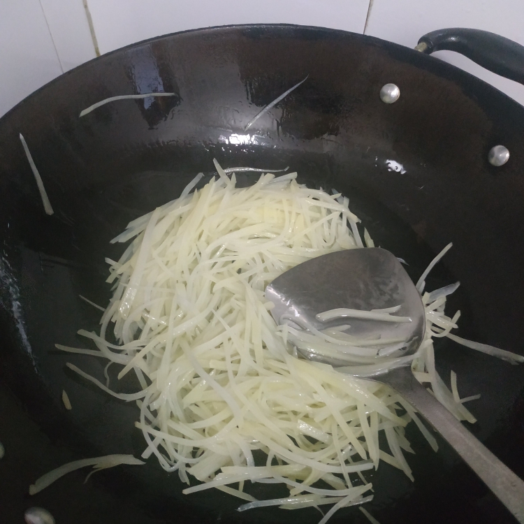 ♬ 酸辣土豆丝♬ 简单好吃的做法 步骤4