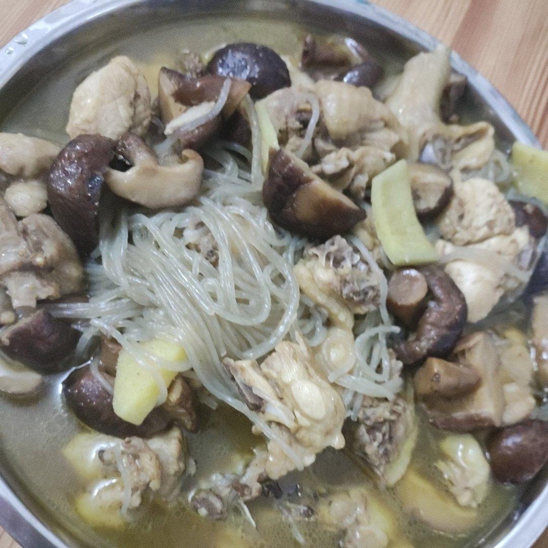 东北人必备技能——小鸡炖蘑菇粉条