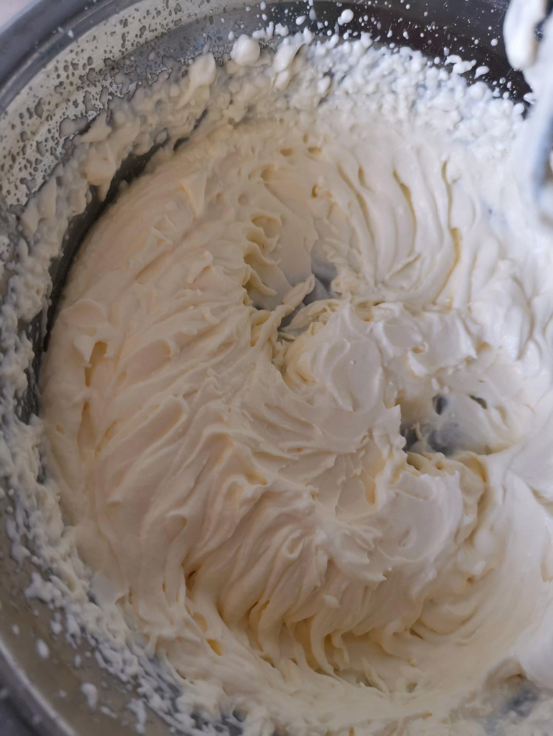 牛奶和黄油自制淡奶油（乳脂含量35.5%)