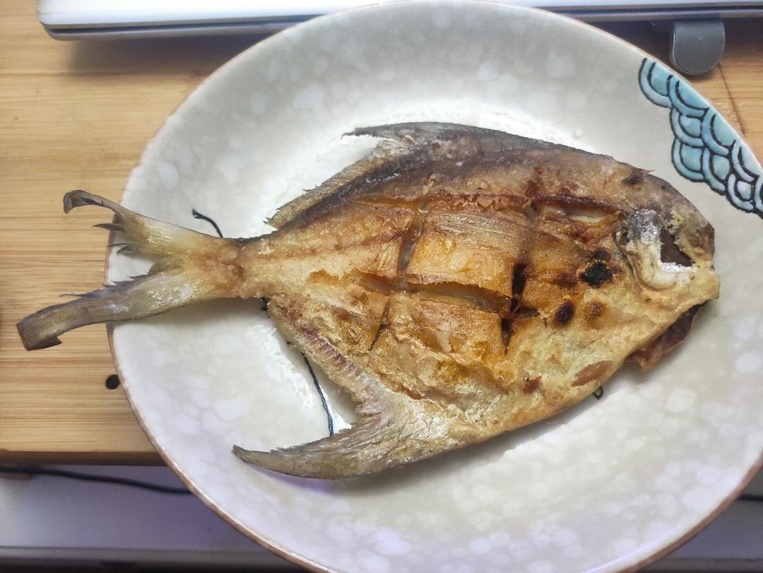 完美版干煎鲳鱼，皮不破、肉不碎、外香里嫩。