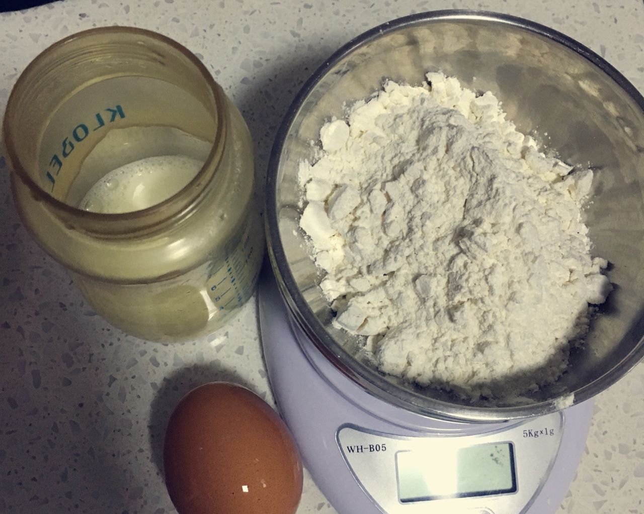 宝宝最爱  鸡蛋网饼蘸酸奶的做法 步骤1