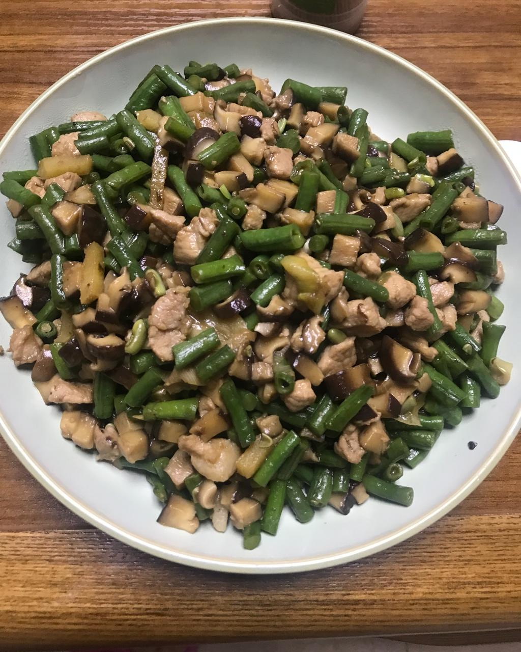 延延07做的肉末香菇炒豆角(下饭菜)