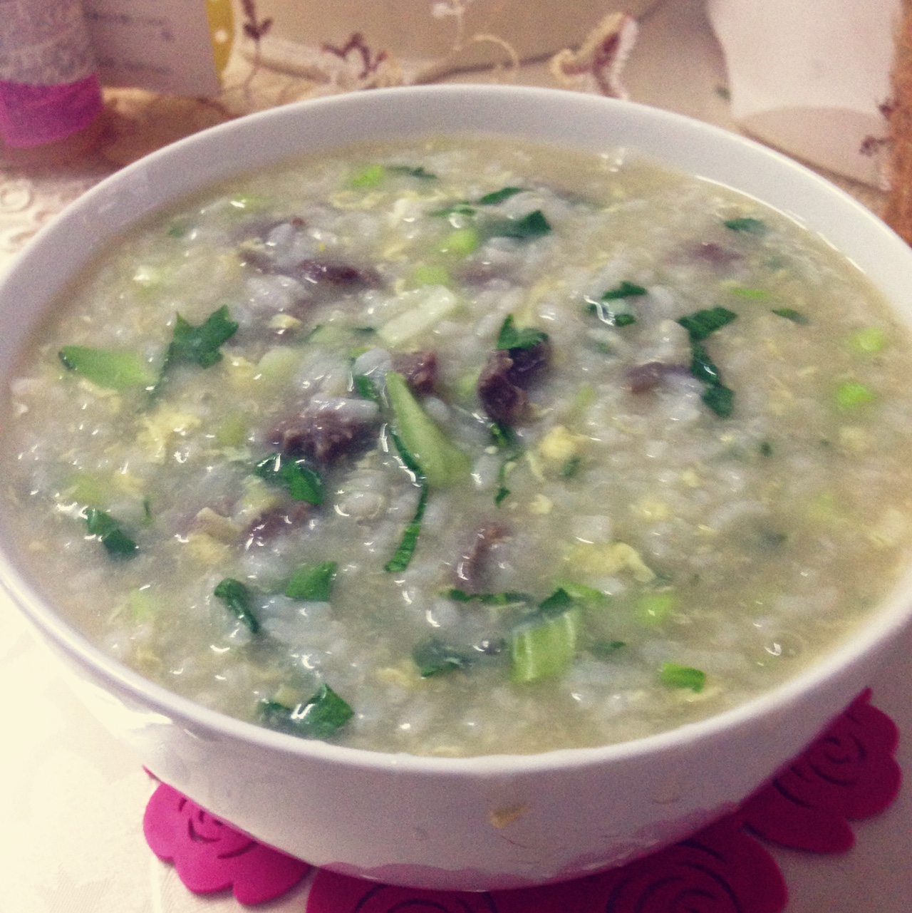 窝蛋生滚牛肉粥