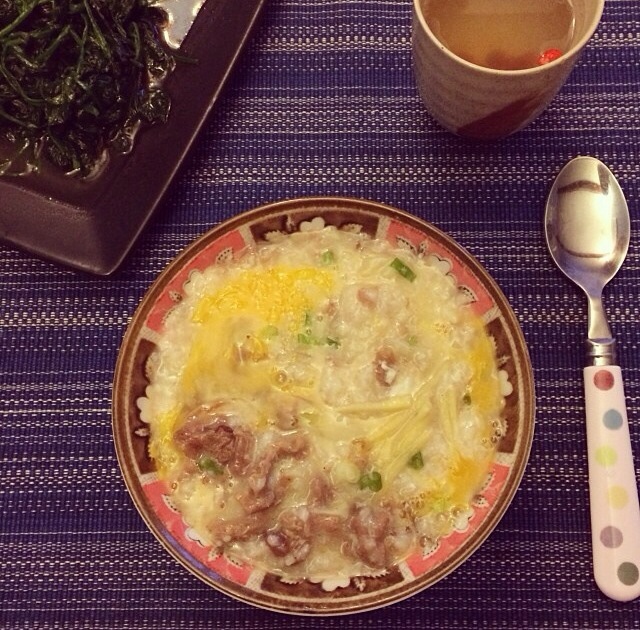 窝蛋生滚牛肉粥