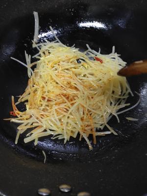 家常菜——酸辣土豆丝的做法 步骤7