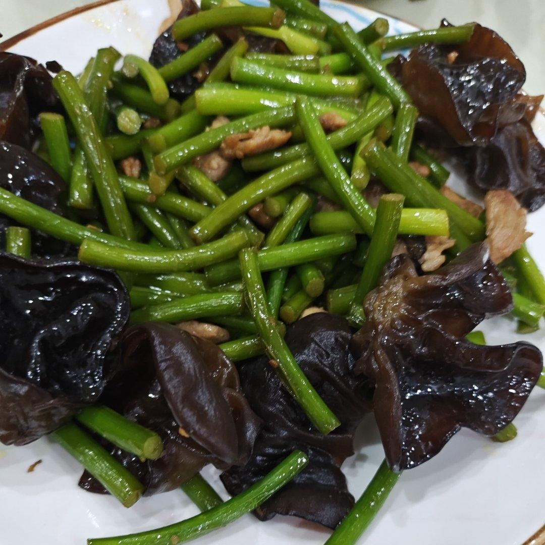 蒜苔木耳炒肉丝