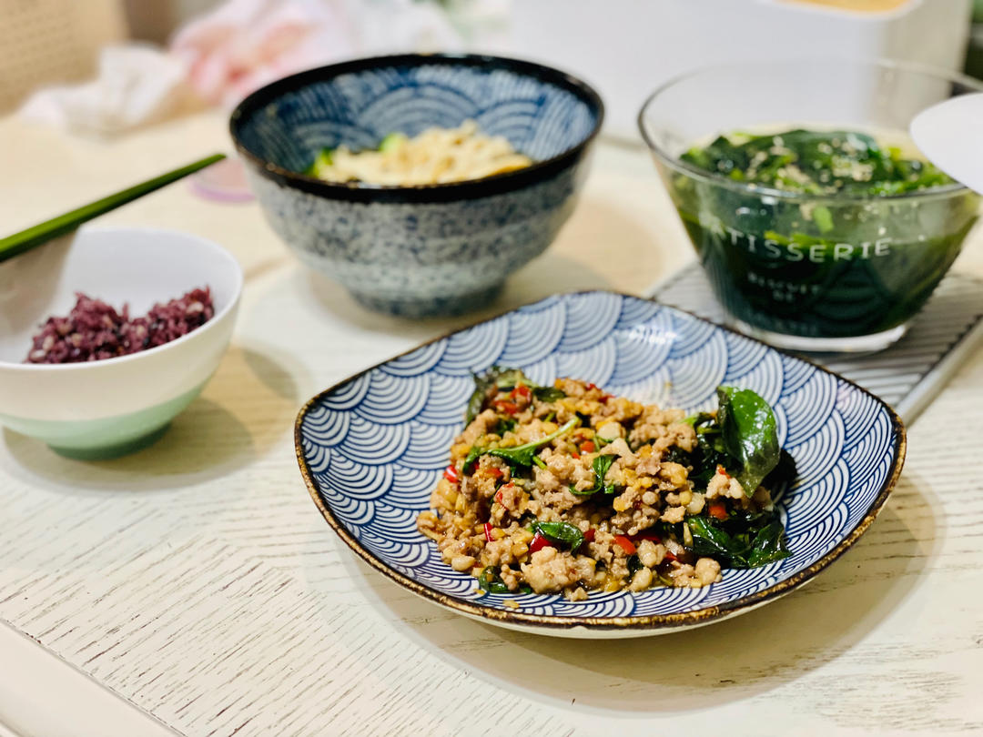 饭扫光—泰式金不换猪肉碎