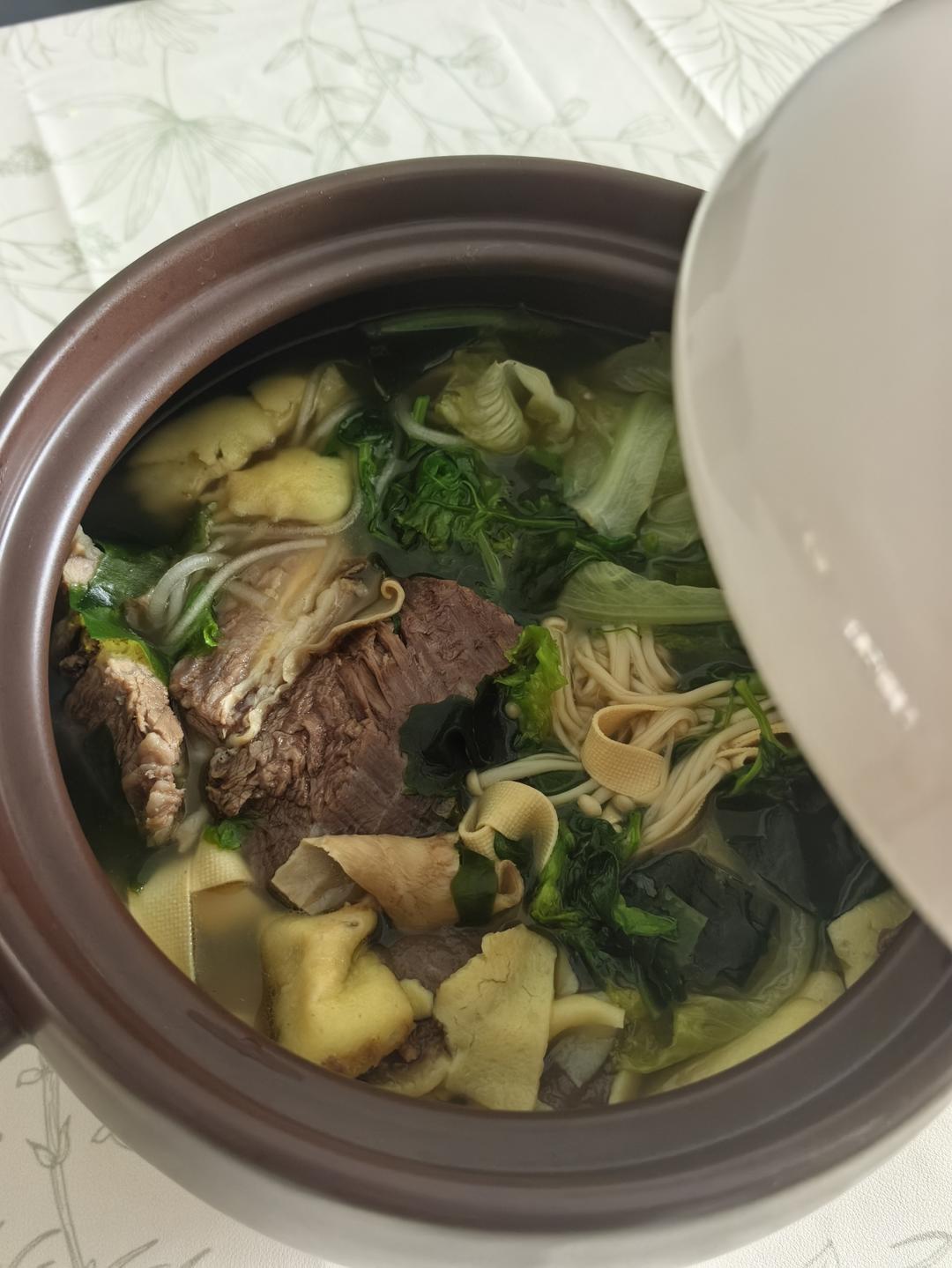 下班回家不想做饭，不如来试试这道超快手的美食—牛肉粉丝砂锅
