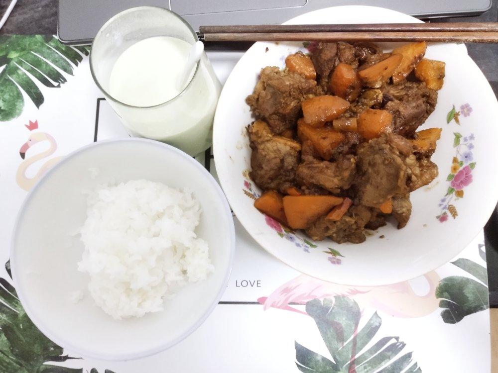 红焖羊肉炖胡萝卜
