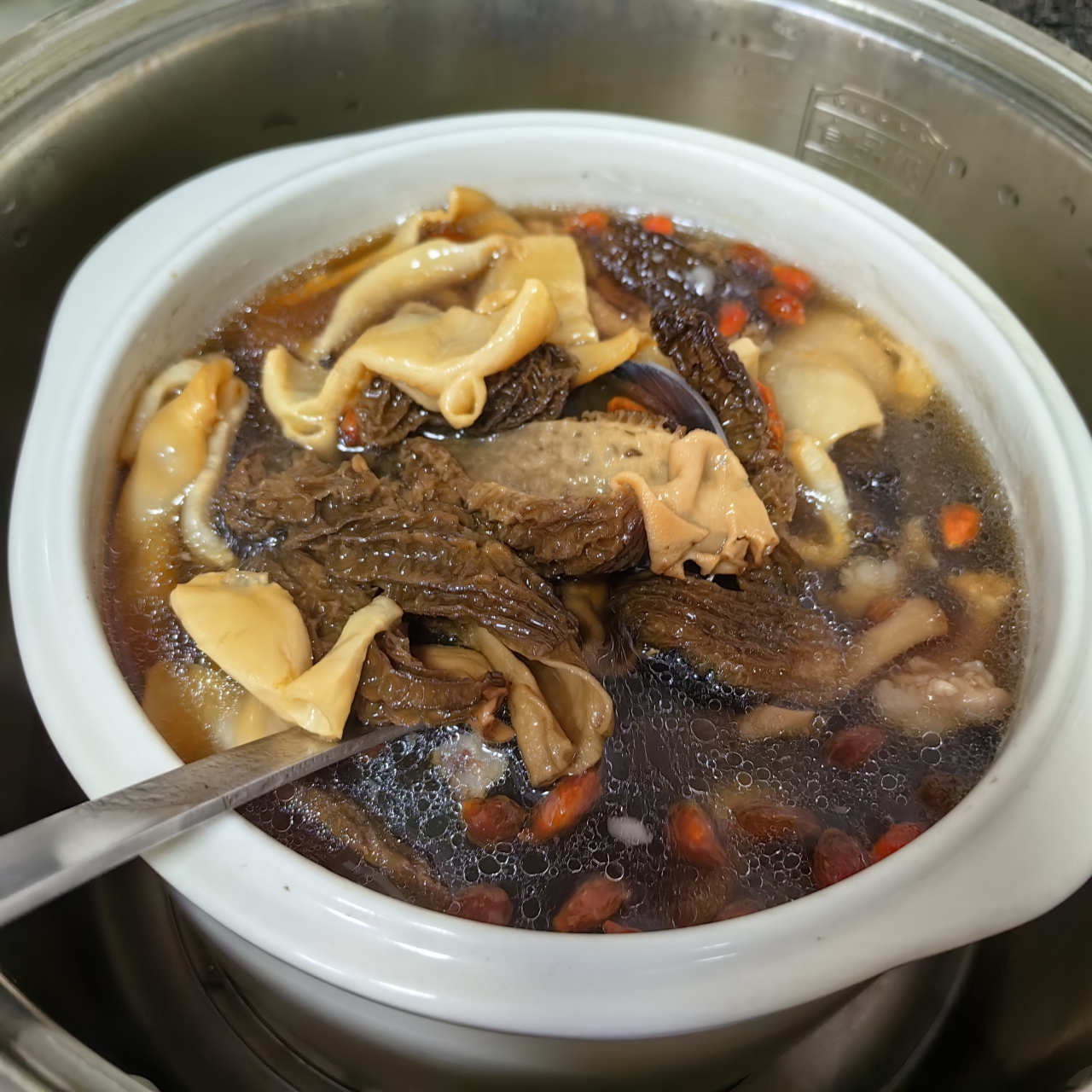 羊肚菌鱼胶煲汤的做法 步骤5