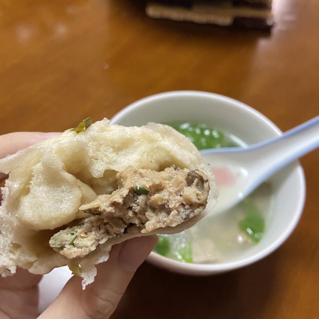香嫩多汁鲜肉包子（香菇猪肉包）