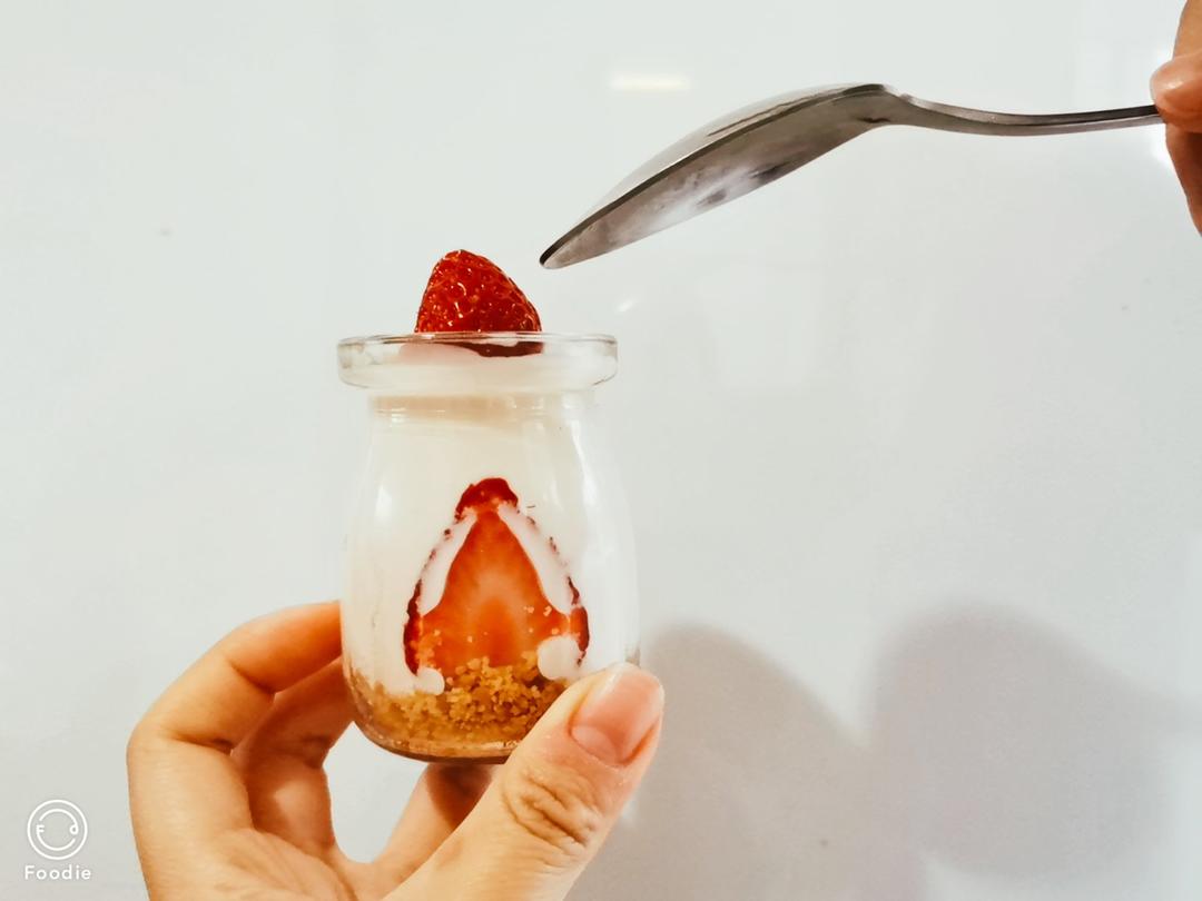 没有烤箱也能做的蛋糕，草莓季，做份高颜值的草莓慕斯蛋糕