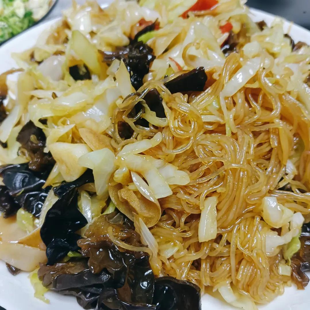 最近爱吃粉丝粉条～包菜炒粉丝