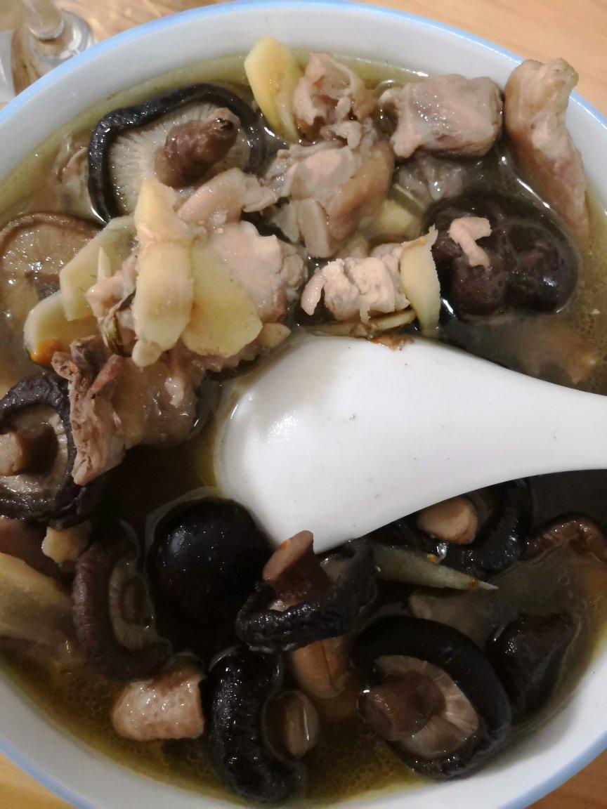 香菇炖鸡汤