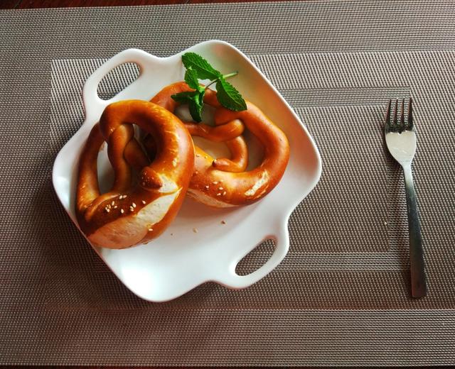 减肥必备的普(布)雷结~德国碱水面包的做法