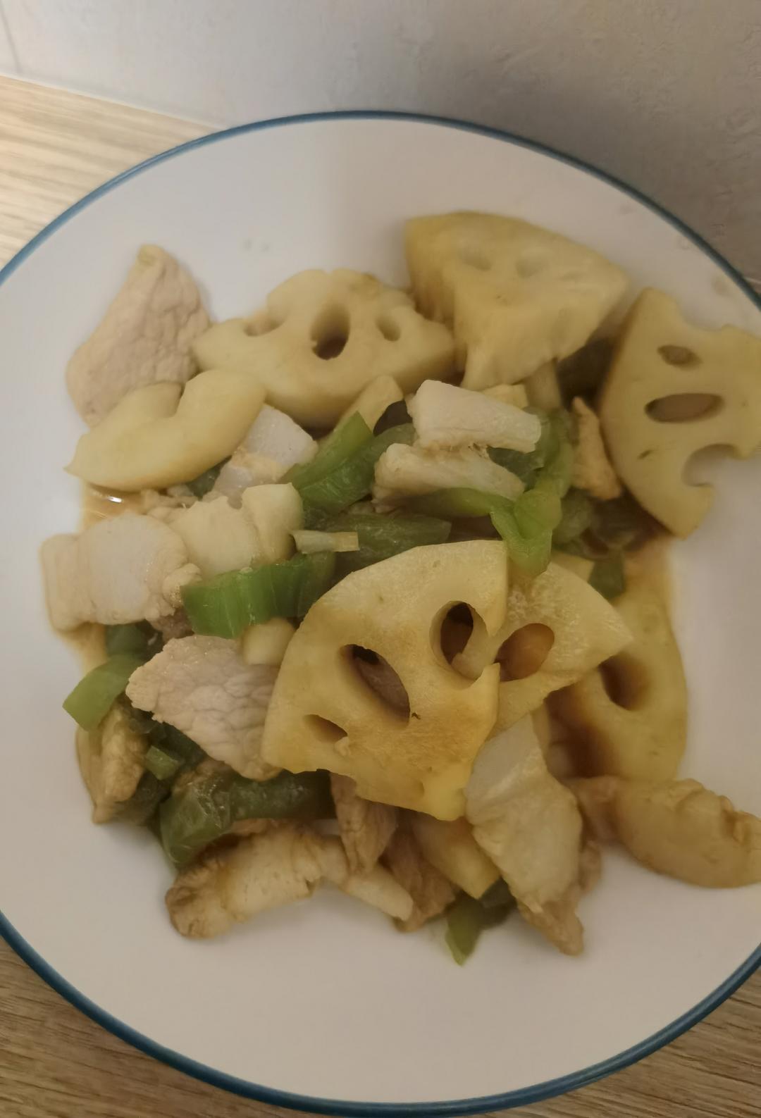 香辣爽脆的五花肉炒莲藕