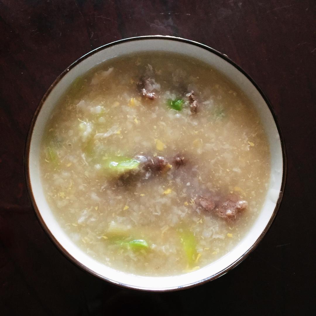 窝蛋生滚牛肉粥