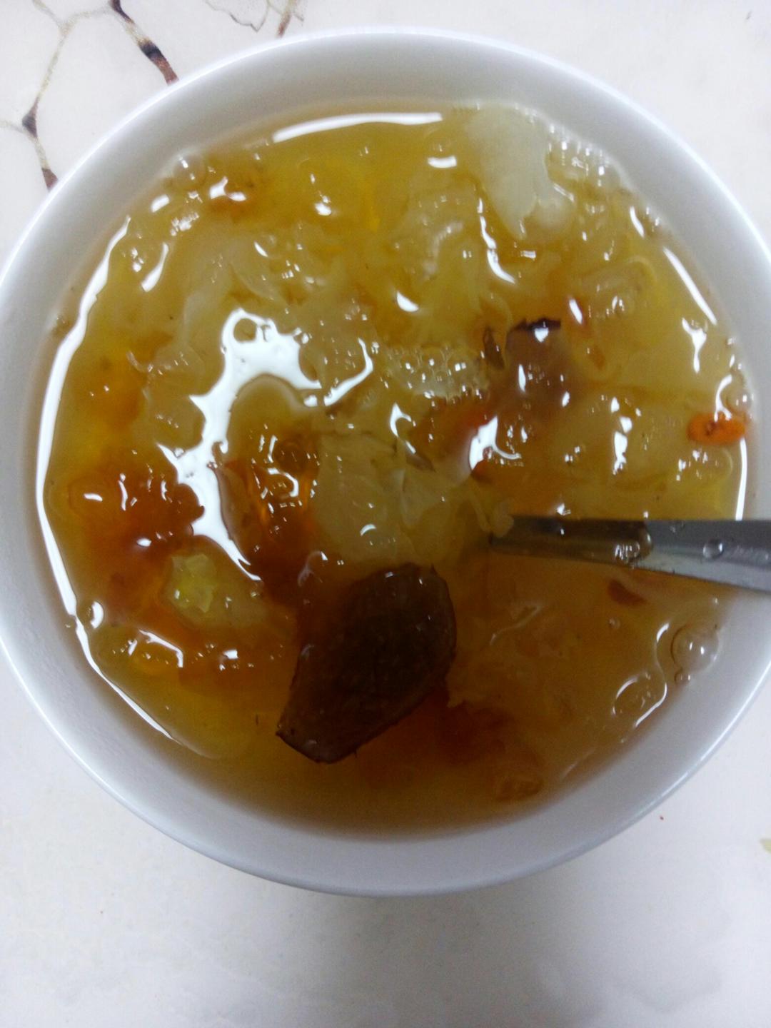 美容润肤 益气补血《桃胶皂角米百合银耳红枣羹》