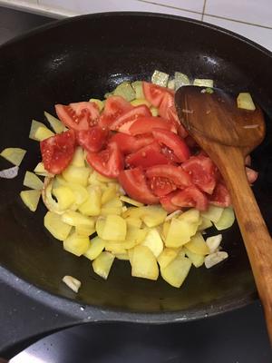 西红柿炒土豆柿子椒拌面的做法 步骤6