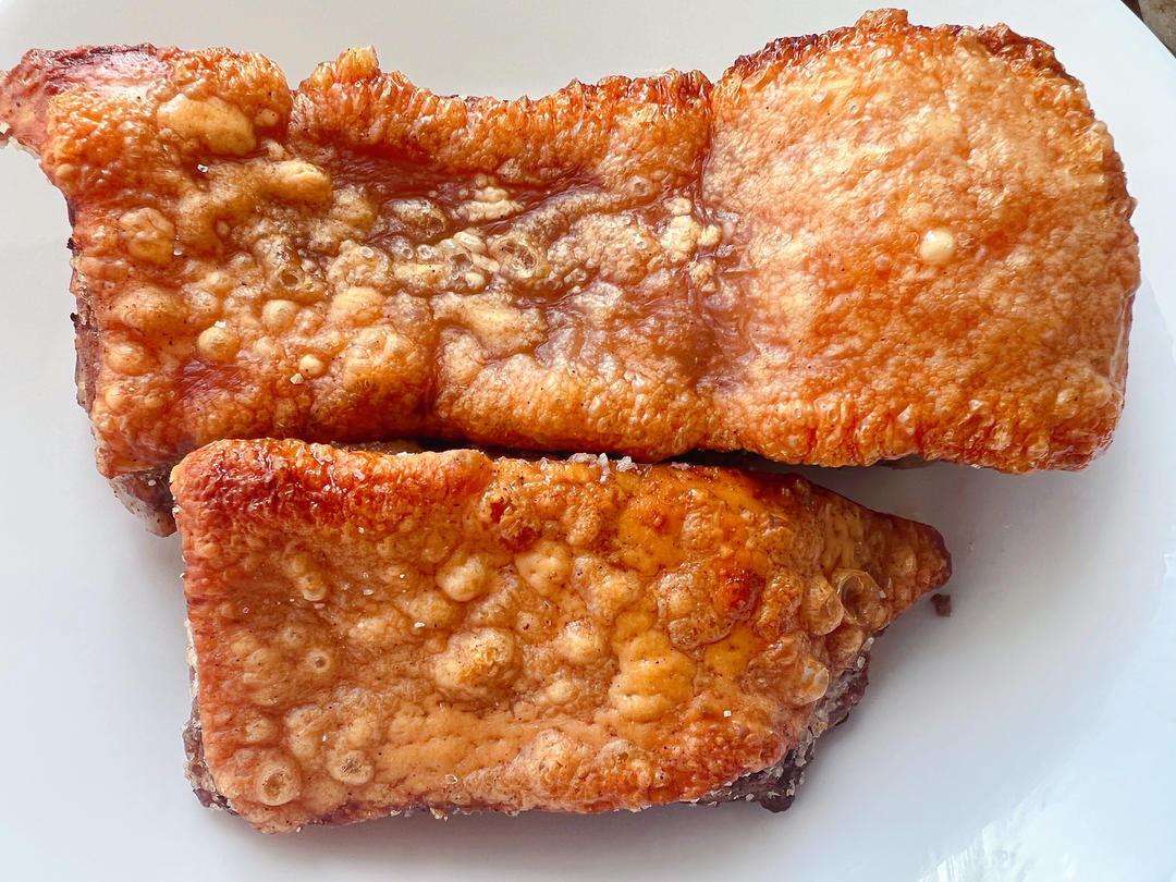 脆皮烧肉，皮酥脆、肉甘香，生烧做法