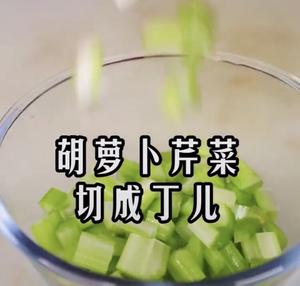 胡萝卜芹菜花生米的做法 步骤2